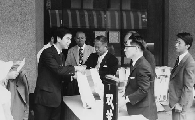 新橋演舞場での25周年観劇会の様子