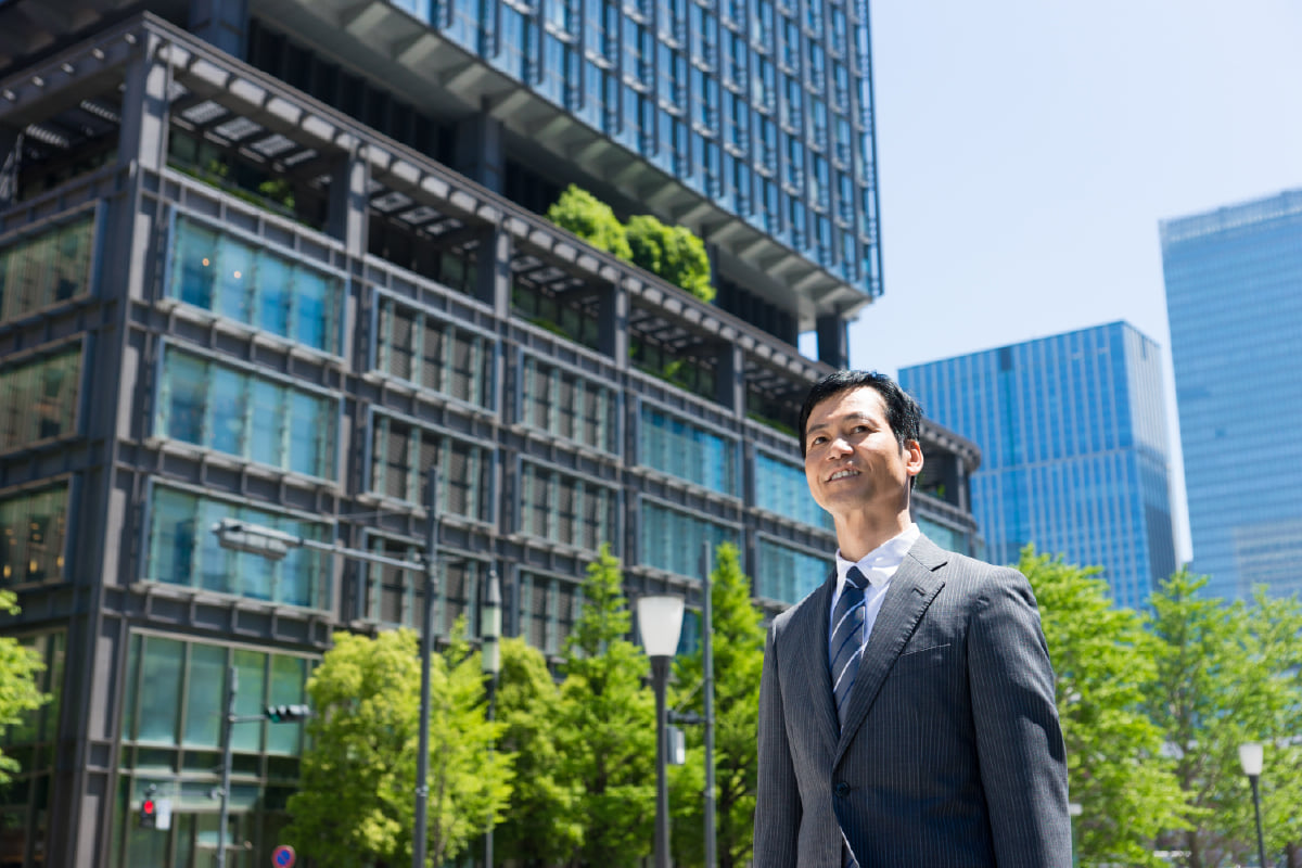 オフィス街を歩くビジネスパーソン